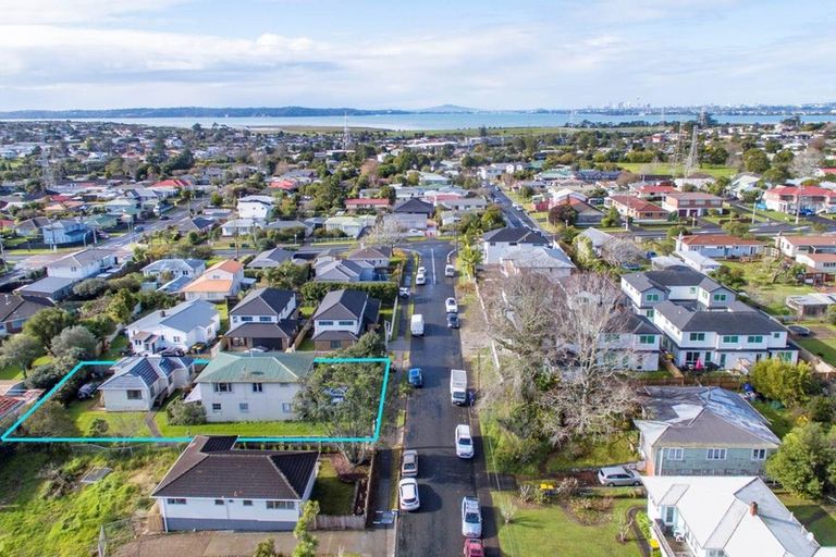 Photo of property in 5 Sherwood Avenue, Te Atatu South, Auckland, 0610