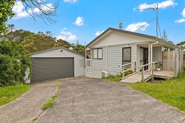 Photo of property in 8 Angeline Place, Massey, Auckland, 0614