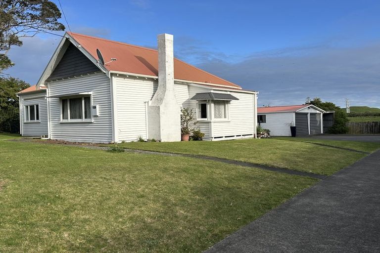 Photo of property in 306 South Road, Omata, New Plymouth, 4374