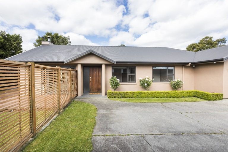 Photo of property in 128 Hillcrest Drive, Kelvin Grove, Palmerston North, 4414