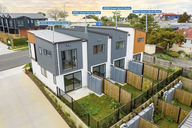 Photo of property in 250a Great North Road, Henderson, Auckland, 0612