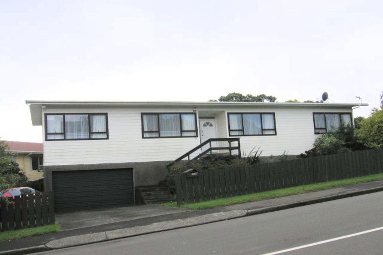 Photo of property in 32 Quigley Street, Newlands, Wellington, 6037