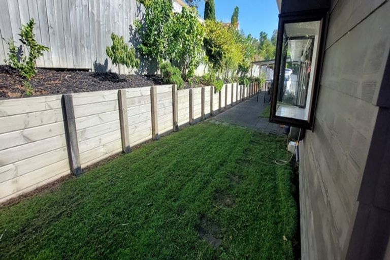 Photo of property in 1/865 Beach Road, Waiake, Auckland, 0630