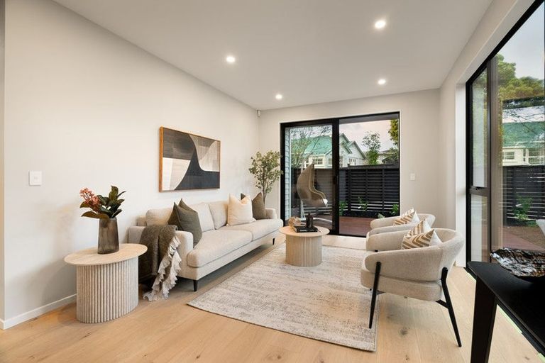 Photo of property in 8a Catalina Crescent, Forrest Hill, Auckland, 0620