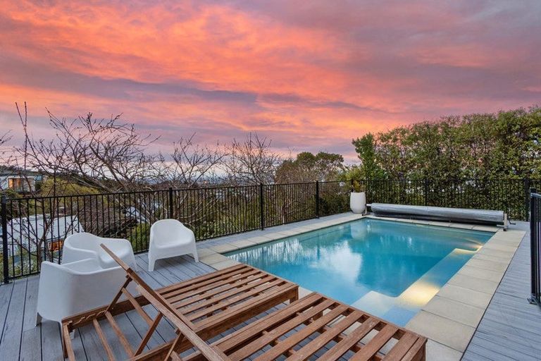 Photo of property in 19 Luxton Place, Mount Pleasant, Christchurch, 8081
