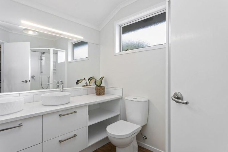 Photo of property in 17b Humphrey Kemp Avenue, Henderson, Auckland, 0612
