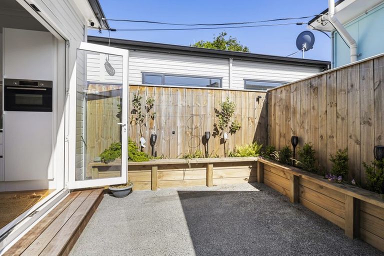 Photo of property in 16 Rua Street, Lyall Bay, Wellington, 6022