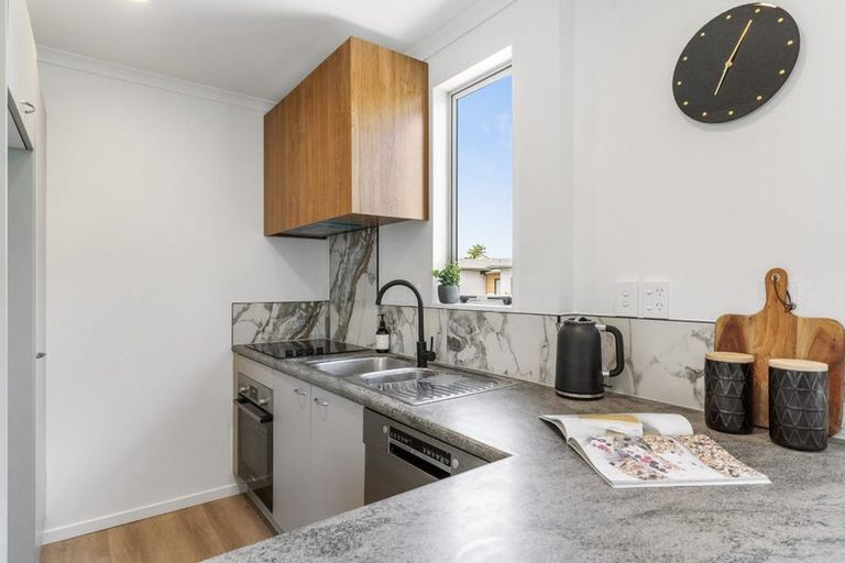 Photo of property in 2 Verdale Circle, Glen Eden, Auckland, 0602