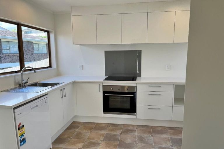 Photo of property in 12 Prince Regent Drive, Half Moon Bay, Auckland, 2012