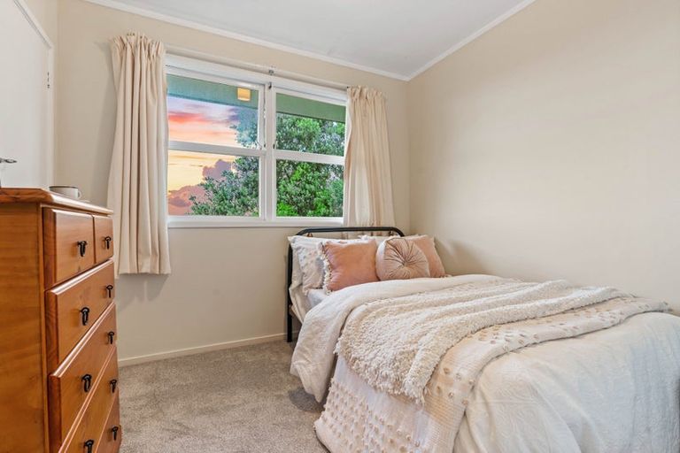 Photo of property in 1/32 Rosewarne Crescent, Glendene, Auckland, 0602