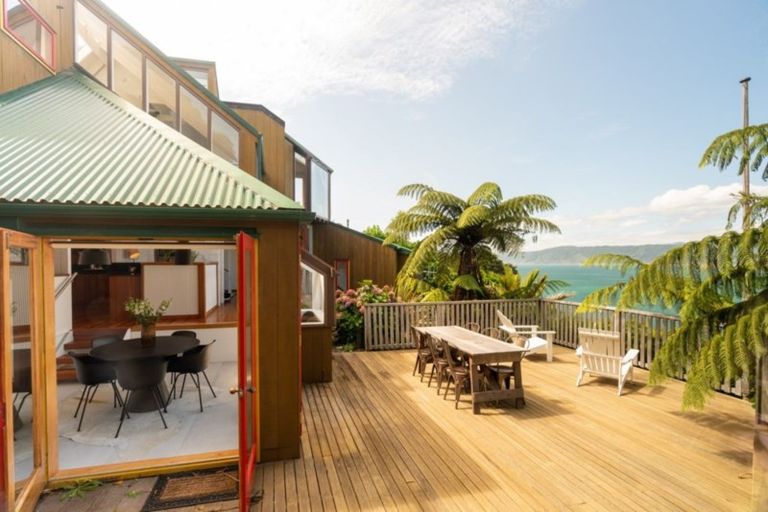 Photo of property in 6 Nakora Road, Karaka Bays, Wellington, 6022