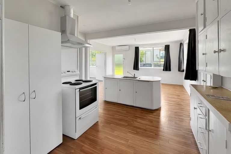 Photo of property in 43a Savoy Road, Glen Eden, Auckland, 0602