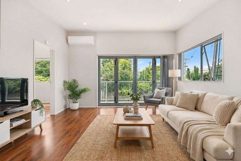 Photo of property in 1/18 Forrest Hill Road, Forrest Hill, Auckland, 0620