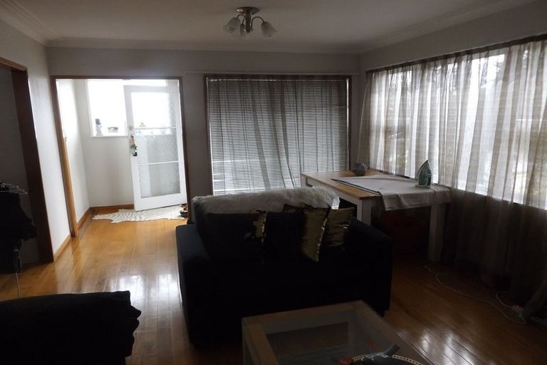 Photo of property in 2/7 Queen Street, Papakura, 2110