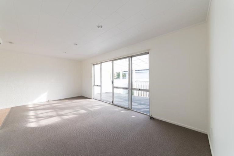 Photo of property in 2/80 Portage Road, New Lynn, Auckland, 0600