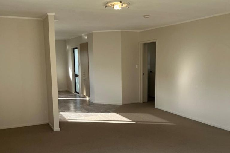 Photo of property in 8 Louise Place, West Harbour, Auckland, 0618