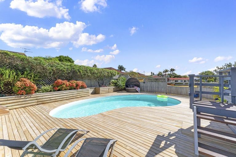 Photo of property in 37 Pigeon Mountain Road, Half Moon Bay, Auckland, 2012