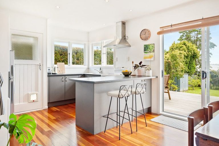 Photo of property in 31 Vodanovich Road, Te Atatu South, Auckland, 0610