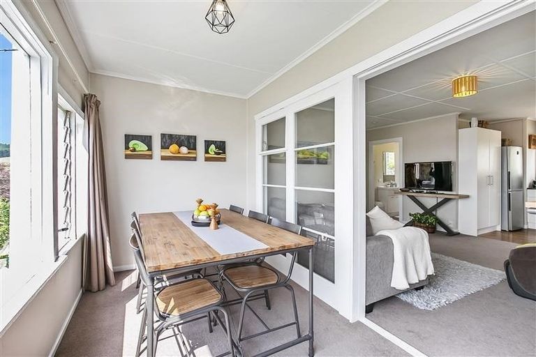 Photo of property in 15 Awaroa Road, Helensville, 0800