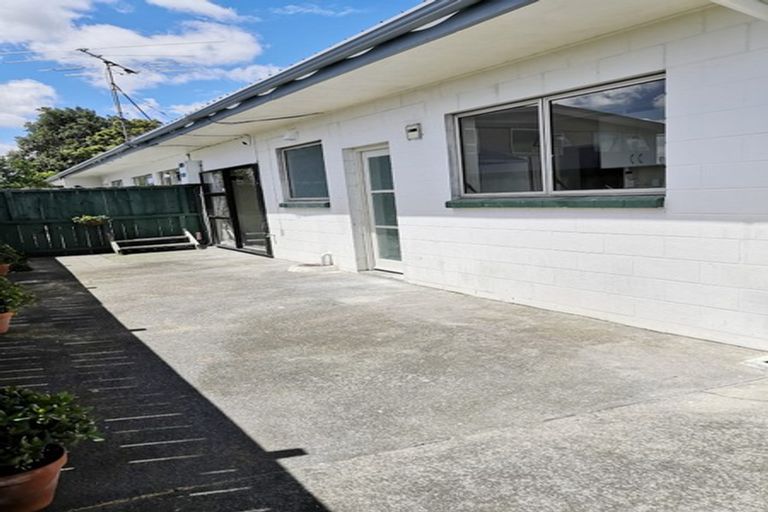 Photo of property in 67 Lincoln Park Avenue, Massey, Auckland, 0614