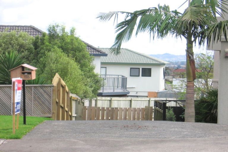 Photo of property in 2/15 Ribbonwood Crescent, Goodwood Heights, Auckland, 2105