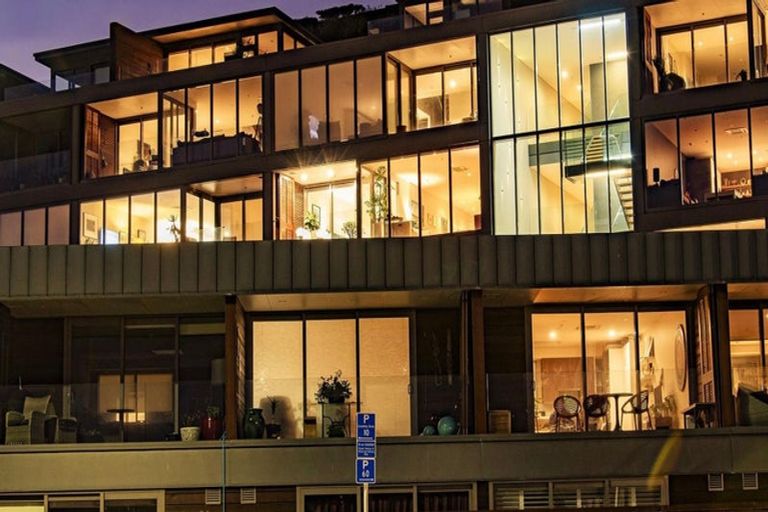 Photo of property in Patent 326 Apartments, 404s/326 Evans Bay Parade, Hataitai, Wellington, 6021