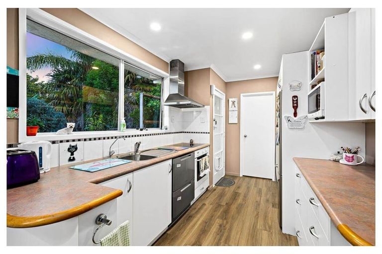 Photo of property in 2 Allington Road, Massey, Auckland, 0614
