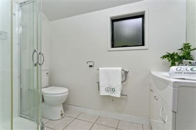 Photo of property in 10 Camilla Grove, Totara Vale, Auckland, 0629