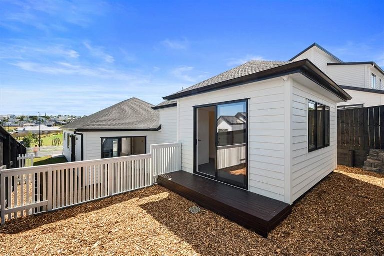 Photo of property in 52 Whakairo Crescent, Gulf Harbour, Whangaparaoa, 0930