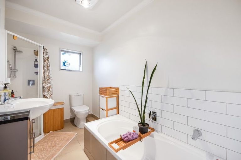 Photo of property in 4 Anna Lane, Glen Eden, Auckland, 0602