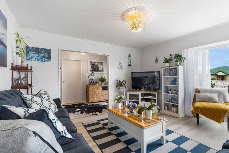 Photo of property in 5 Rosebank Avenue, Kelvin Grove, Palmerston North, 4414