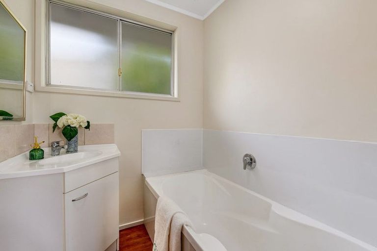 Photo of property in 12 Finn Place, Totara Vale, Auckland, 0629