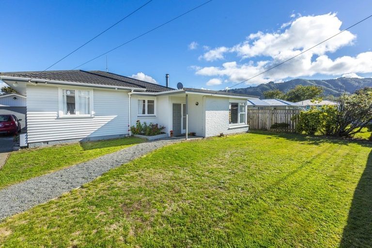Photo of property in 21 Totara Park Road, Clouston Park, Upper Hutt, 5018