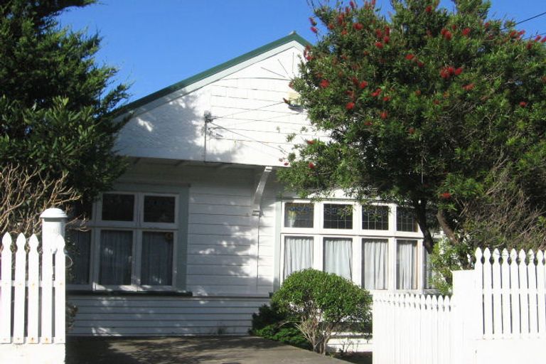 Photo of property in 145 Queens Drive, Lyall Bay, Wellington, 6022