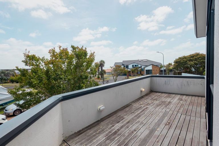 Photo of property in 20 Gillard Place, Eastern Beach, Auckland, 2012