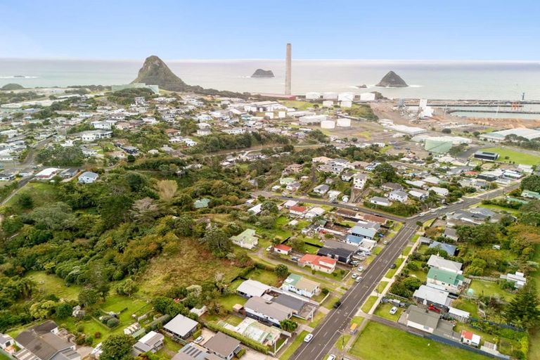 Photo of property in 84 Pioneer Road, Moturoa, New Plymouth, 4310