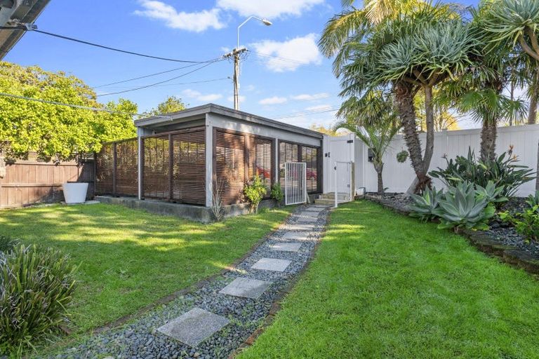 Photo of property in 1/123 Queen Street, Northcote Point, Auckland, 0627