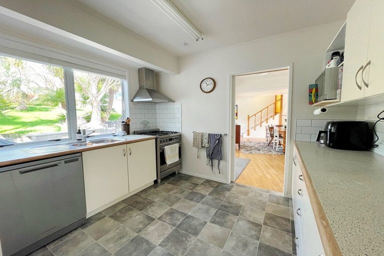 Photo of property in 15 Rosalind Road, Glenfield, Auckland, 0629