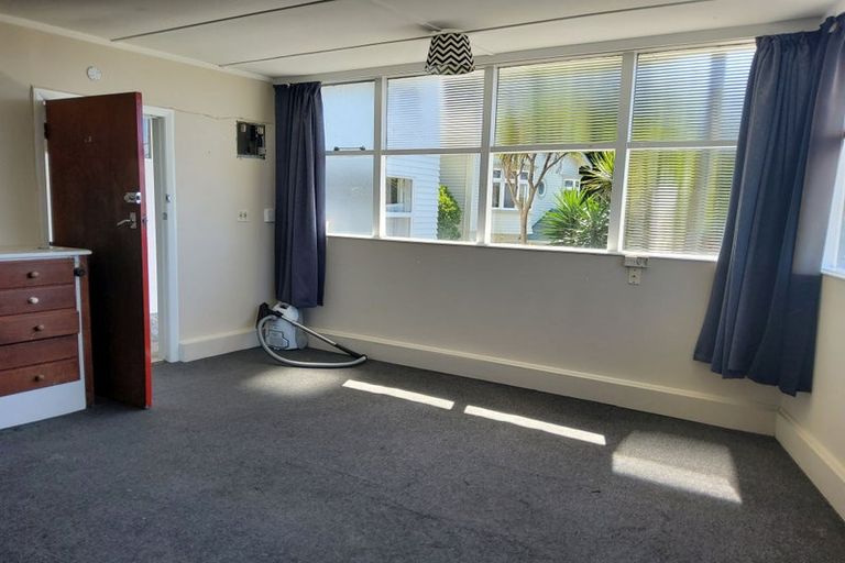 Photo of property in 2 Sugarloaf Road, Brooklyn, Wellington, 6021