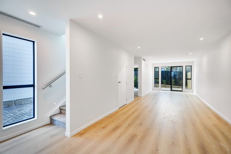 Photo of property in 21c Crosby Road, West Harbour, Auckland, 0618