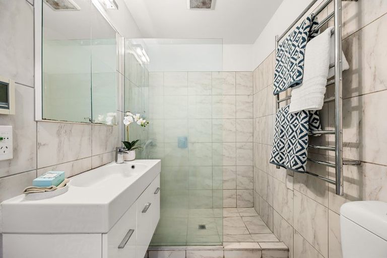 Photo of property in 93a Kelburn Parade, Kelburn, Wellington, 6012