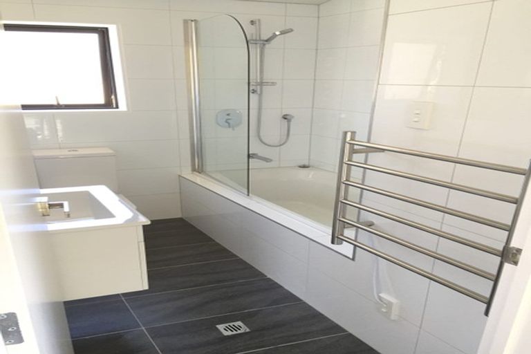 Photo of property in 2/10 Silver Moon Road, Albany Heights, Auckland, 0632