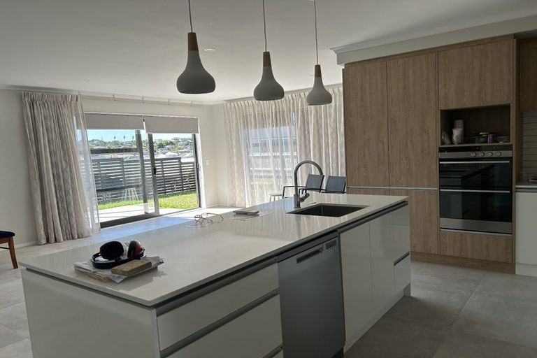 Photo of property in 18 Symes Drive, Red Beach, 0932