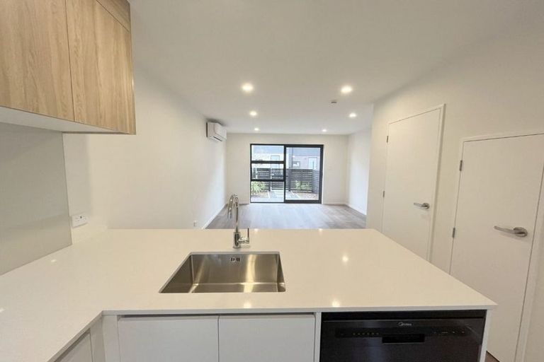 Photo of property in 6/327 Glengarry Road, Glen Eden, Auckland, 0602