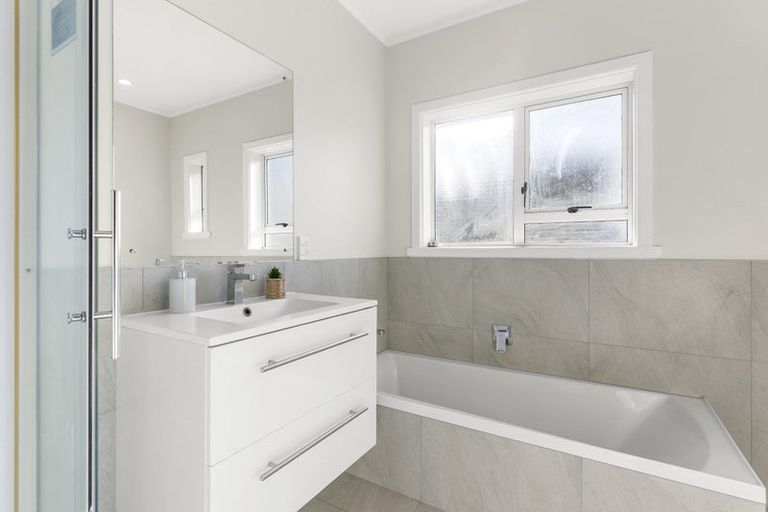 Photo of property in 32 Landon Avenue, Mangere East, Auckland, 2024