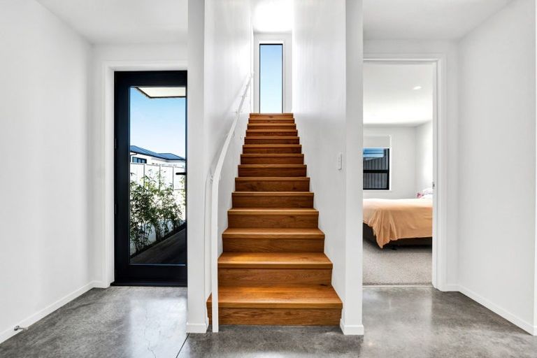 Photo of property in 5b Strandon Place, Strandon, New Plymouth, 4312