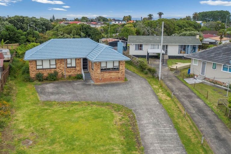Photo of property in 13 Geoffrey Place, Mangere East, Auckland, 2024
