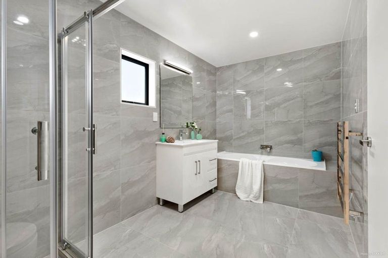 Photo of property in 18b Riverpark Crescent, Henderson, Auckland, 0610