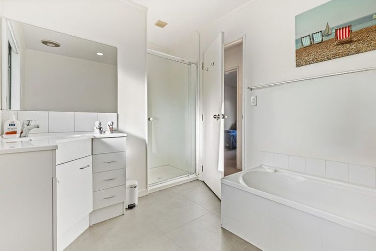 Photo of property in 11 Killygordon Place, Massey, Auckland, 0614