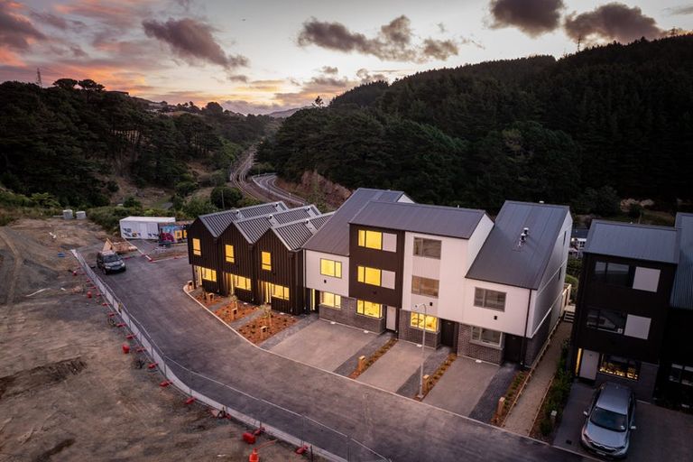 Photo of property in 92 Ara Paiwhenua, Tawa, Wellington, 5028